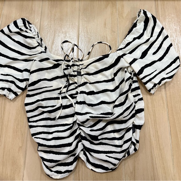 H&M Zebra Print Cropped Blouse - Picture 2 of 3